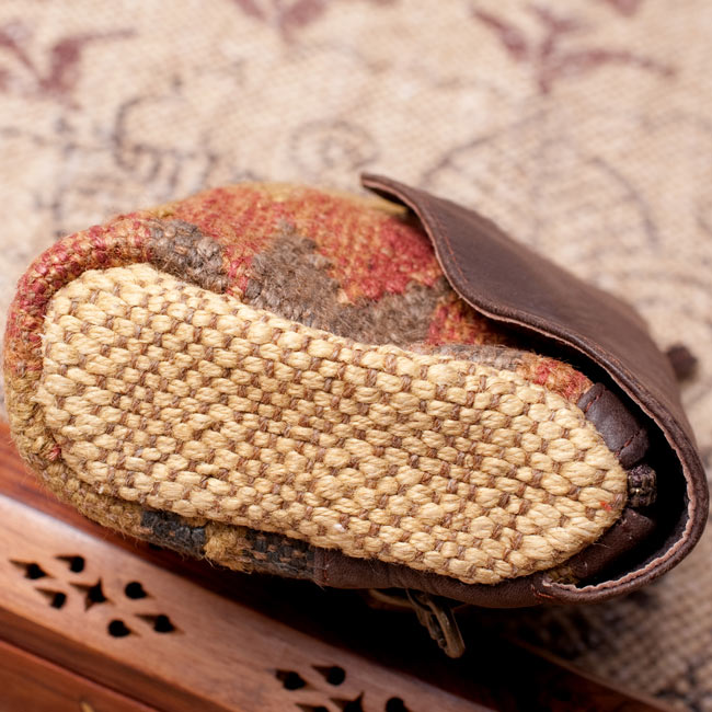 〔一点物〕伝統を紡いだ インドキリムのクラッチウォレット 5 - サイド部分の写真です