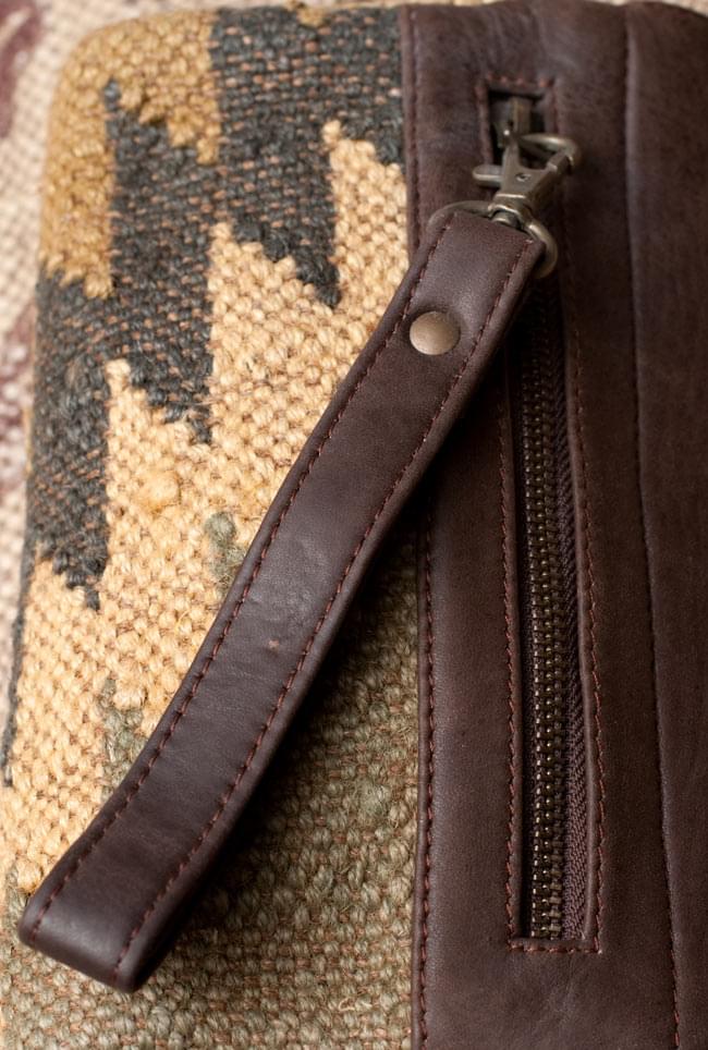 〔一点物〕伝統を紡いだ インドキリムのクラッチウォレット 6 - 裏面にあるファスナー式の小物入れです。引き手にもレザーストラップが付いていて開きやすいです。【以下の写真は、デザイン違いの同ジャンル品の写真となります。】