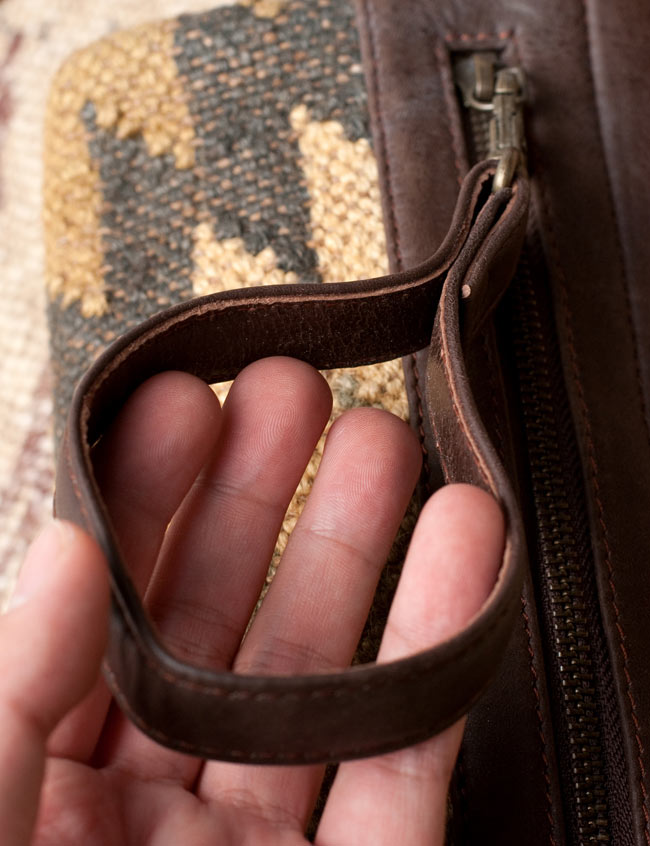 〔一点物〕伝統を紡いだ インドキリムのクラッチウォレット 7 - 輪っか状になっています。