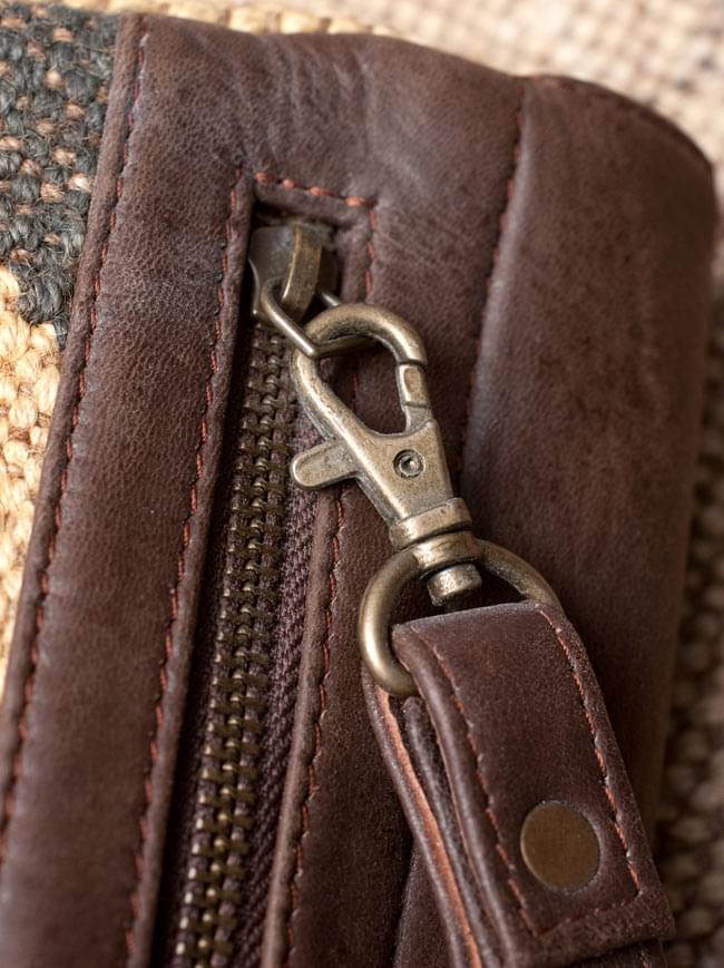〔一点物〕伝統を紡いだ インドキリムのクラッチウォレット 8 - レザーの経年変化が楽しめそうです。金具も雰囲気があります。