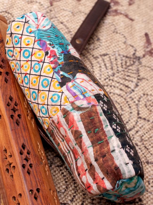 〔一点物〕伝統を紡いだ ラリーキルトのクラッチウォレット 3 - 底面の写真です。しっかり作られています。