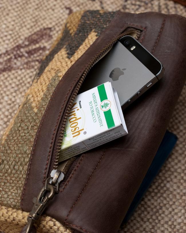 〔一点物〕伝統を紡いだ ラリーキルトのクラッチウォレット 9 - このようにちょっとした小物を入れておけます。