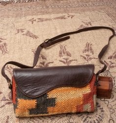 〔一点物〕伝統を紡いだ インドキリムのポーチウォレットの商品写真