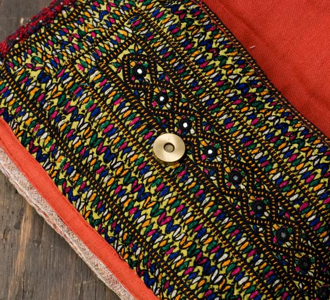 【一点物】アラブのクラッチバッグ 4 - バッグを開けてみると、そこにも他の布地が使用されています。また、バッグの留口はマグネットボタンでしっかりと締まります。
