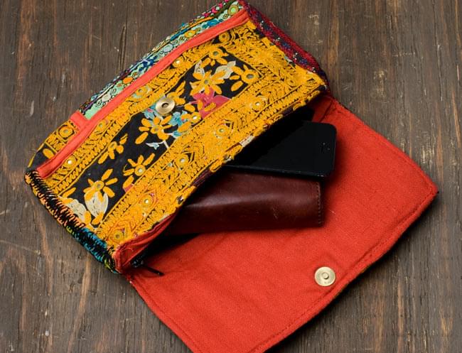 【一点物】アラブのクラッチバッグ 6 - 長財布と携帯電話を入れてみました。まだまだ余裕があるので、他にもハンカチやちょっとしたメイク道具も入りそうです。長財布が余裕で入る大きさが嬉しいですね。