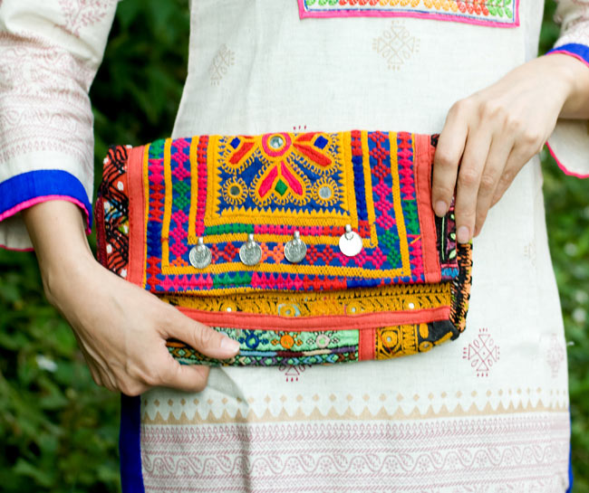 【一点物】アラブのクラッチバッグ 7 - 実際に手に持つとこのくらいの大きさになります。