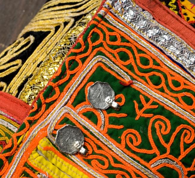 【一点物】アラブのクラッチバッグ 3 - 商品をアップにしてみました。丁寧に縫われています。