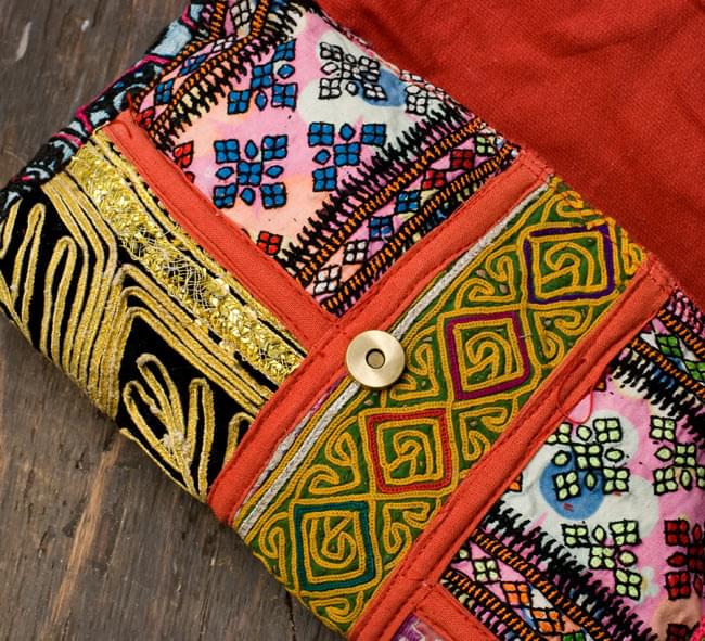 【一点物】アラブのクラッチバッグ 4 - バッグを開けてみると、そこにも他の布地が使用されています。また、バッグの留口はマグネットボタンでしっかりと締まります。