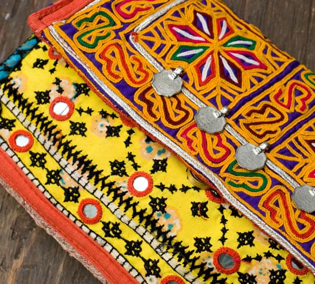 【一点物】アラブのクラッチバッグ 3 - 商品をアップにしてみました。丁寧に縫われています。