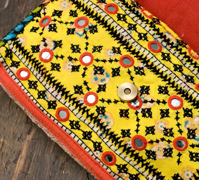 【一点物】アラブのクラッチバッグ 4 - バッグを開けてみると、そこにも他の布地が使用されています。また、バッグの留口はマグネットボタンでしっかりと締まります。