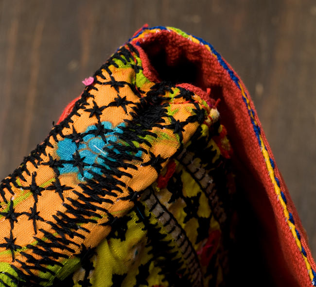 【一点物】アラブのクラッチバッグ 5 - サイドはこのようにマチがあるので、意外とたくさんは入ります。