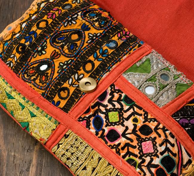 【一点物】アラブのクラッチバッグ 4 - バッグを開けてみると、そこにも他の布地が使用されています。また、バッグの留口はマグネットボタンでしっかりと締まります。