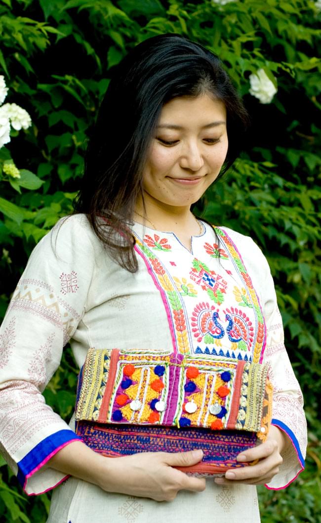 【一点物】アラブのクラッチバッグ 7 - 実際に手に持つとこのくらいの大きさになります。