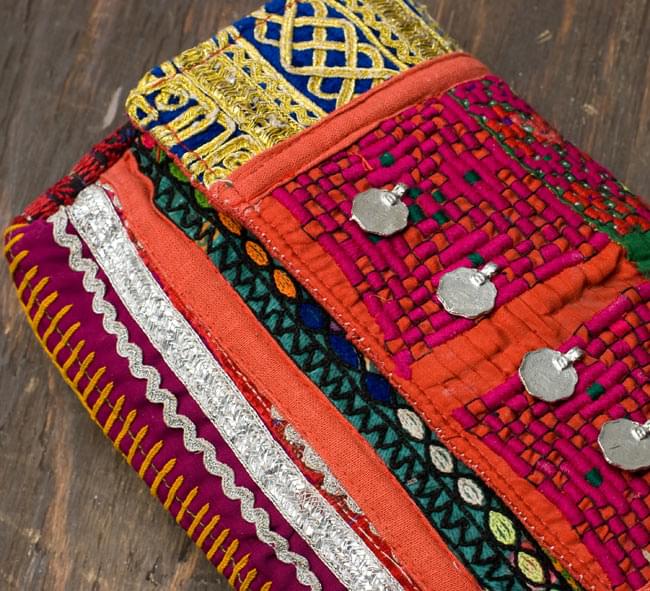 【一点物】アラブのクラッチバッグ 3 - 商品をアップにしてみました。丁寧に縫われています。