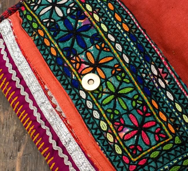 【一点物】アラブのクラッチバッグ 4 - バッグを開けてみると、そこにも他の布地が使用されています。また、バッグの留口はマグネットボタンでしっかりと締まります。