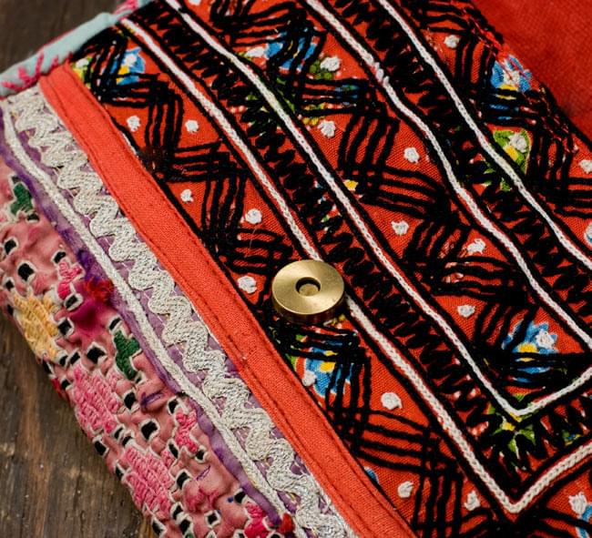 【一点物】アラブのクラッチバッグ-ショルダー付き 4 - バッグを開けてみると、そこにも他の布地が使用されています。また、バッグの留口はマグネットボタンでしっかりと締まります。