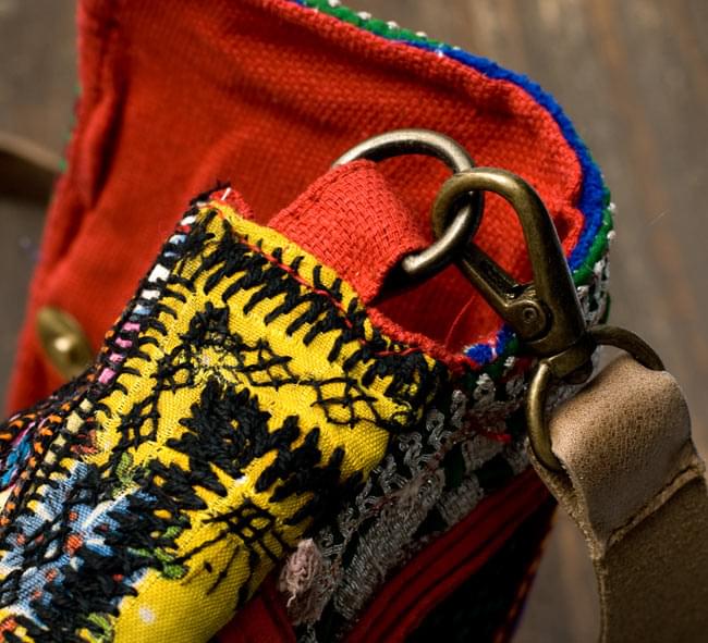 【一点物】アラブのクラッチバッグ-ショルダー付き 5 - サイドはこのようにマチがあるので、意外とたくさんは入ります。