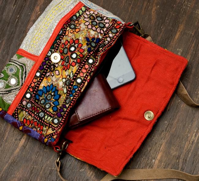 【一点物】アラブのクラッチバッグ-ショルダー付き 8 - 長財布と携帯電話を入れてみました。まだまだ余裕があるので、他にもハンカチやちょっとしたメイク道具も入りそうです。長財布が余裕で入る大きさが嬉しいですね。