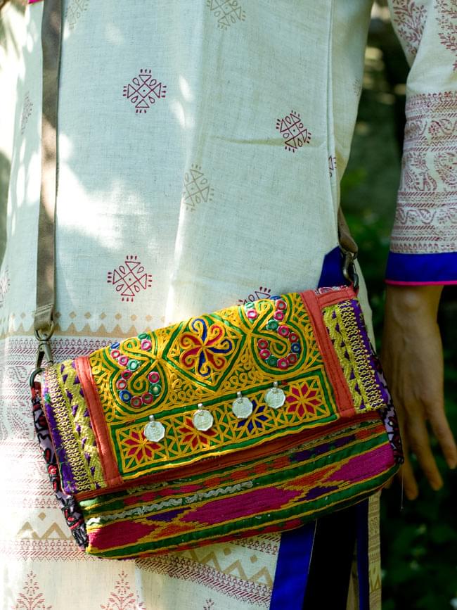 【一点物】アラブのクラッチバッグ-ショルダー付き 9 - 実際に手に持つとこのくらいの大きさになります。