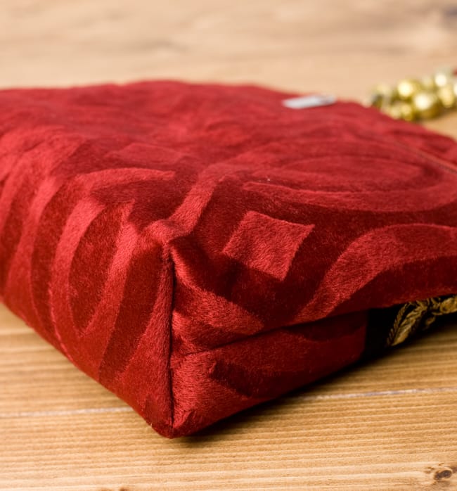 インドのゴージャスハンドバッグ - ブラック&ゴールド 4 - 横にしてみました。マチはしっかりあります。