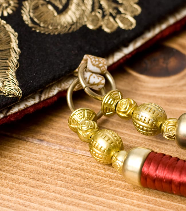 インドのゴージャスハンドバッグ - ブラック&ゴールド 5 - 持ち手の金具部分をアップにしてみました。ゴージャズな作りになっています。