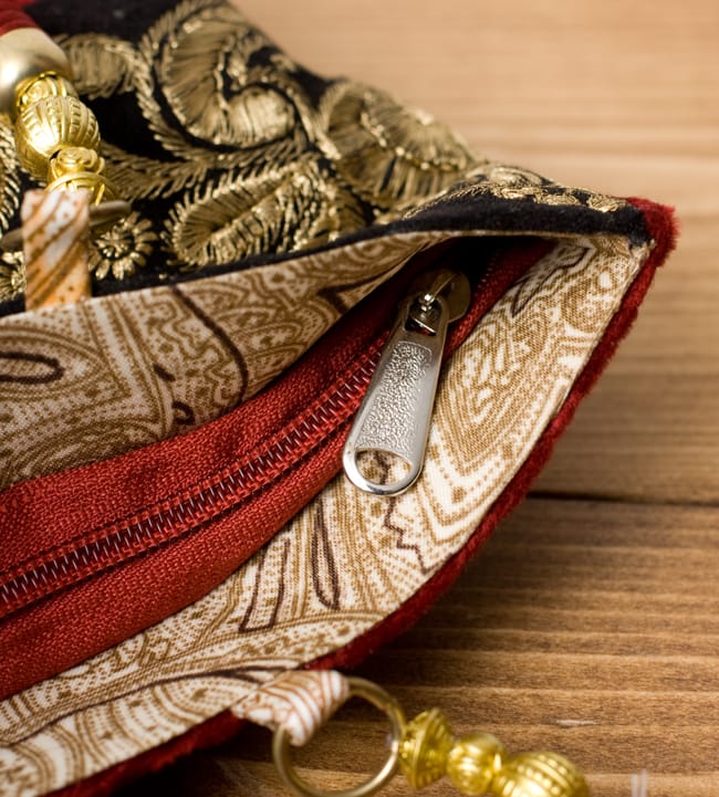 インドのゴージャスハンドバッグ - ブラック&ゴールド 6 - 開口部はジップなので、中が飛び出すこともなく安心です。