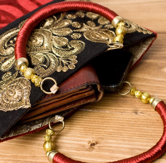 インドのゴージャスハンドバッグ - ブラック&ゴールド 7 - 長財布を入れるとちょっと飛び出してしまいますが、小さめのお財布だったら、携帯、ハンカチ、リップ等問題なく入ります。