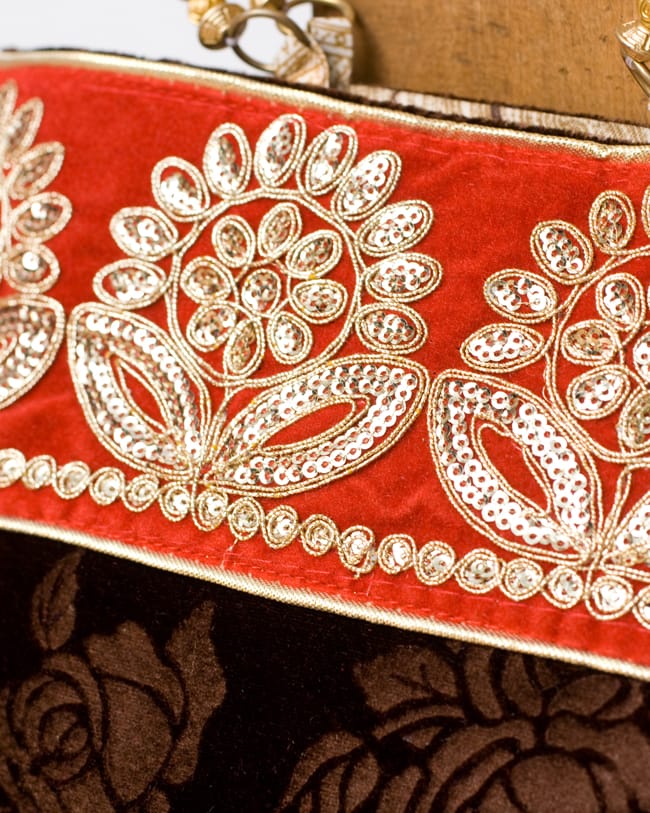 インドのゴージャスハンドバッグ - 赤地フラワー 2 - 柄の部分をアップにしてみました。