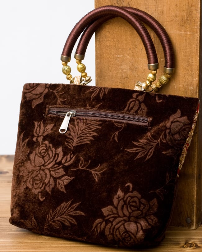 インドのゴージャスハンドバッグ - 赤地フラワー 3 - 裏面は無地でシンプルに。