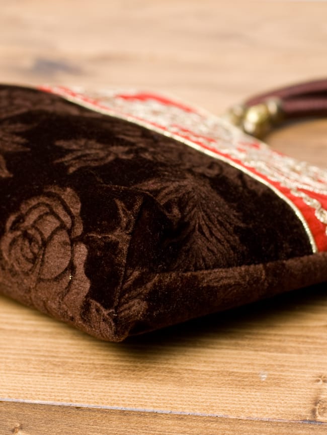 インドのゴージャスハンドバッグ - 赤地フラワー 4 - 横にしてみました。マチはしっかりあります。