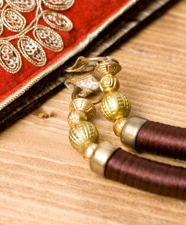 インドのゴージャスハンドバッグ - 赤地フラワー 5 - 持ち手の金具部分をアップにしてみました。ゴージャズな作りになっています。