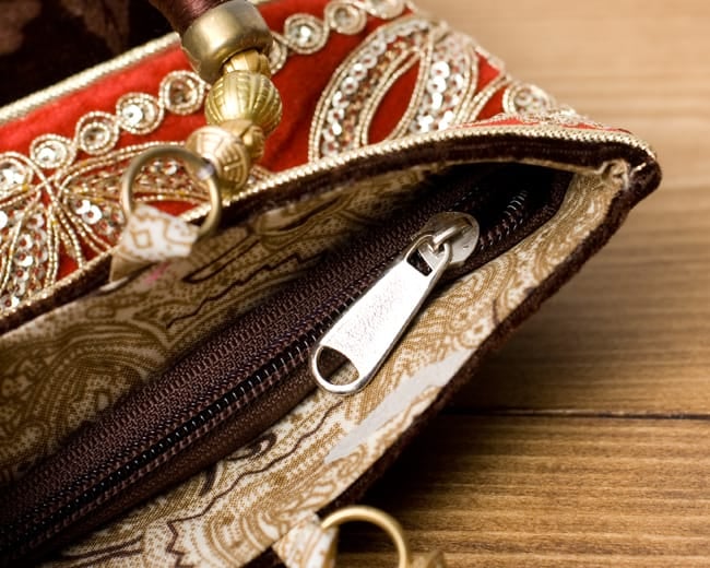 インドのゴージャスハンドバッグ - 赤地フラワー 6 - 開口部はジップなので、中が飛び出すこともなく安心です。