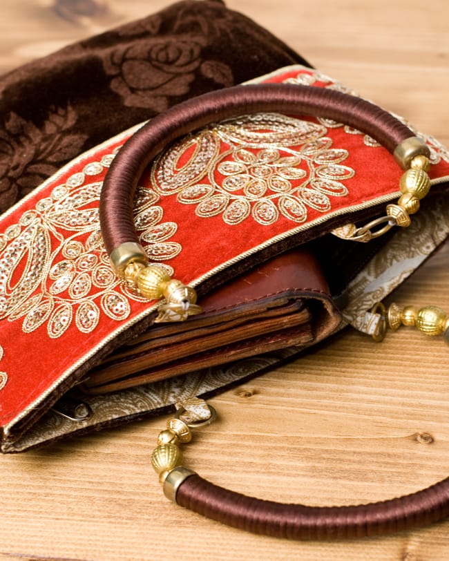 インドのゴージャスハンドバッグ - 赤地フラワー 7 - 長財布を入れるとちょっと飛び出してしまいますが、小さめのお財布だったら、携帯、ハンカチ、リップ等問題なく入ります。