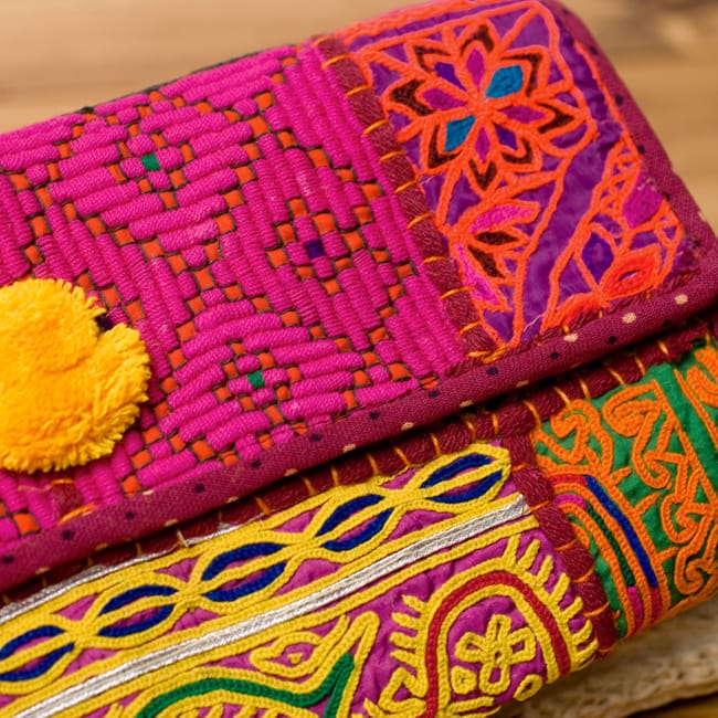 【1点物】カッチ刺繍のクラッチバッグ−ショルダー付き 2 - 刺繍をアップにしてみました。