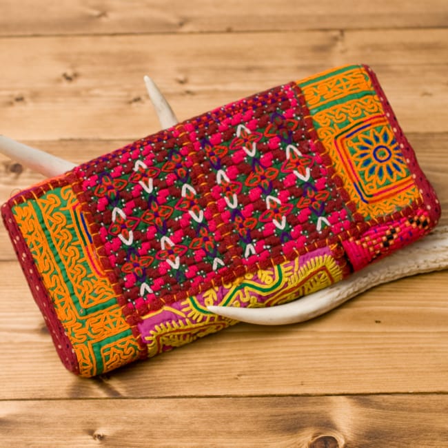 【1点物】カッチ刺繍のクラッチバッグ−ショルダー付き 3 - 裏面のデザインはこのように異なります。