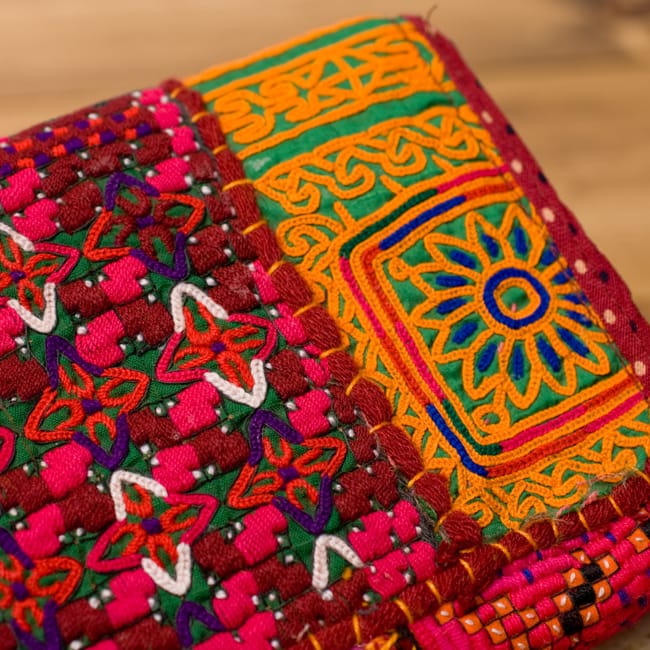 【1点物】カッチ刺繍のクラッチバッグ−ショルダー付き 4 - 裏面の刺繍をアップにしてみました。