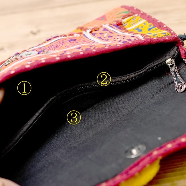 【1点物】カッチ刺繍のクラッチバッグ−ショルダー付き 6 - 中を開けると3箇所にスペースがわかれています。