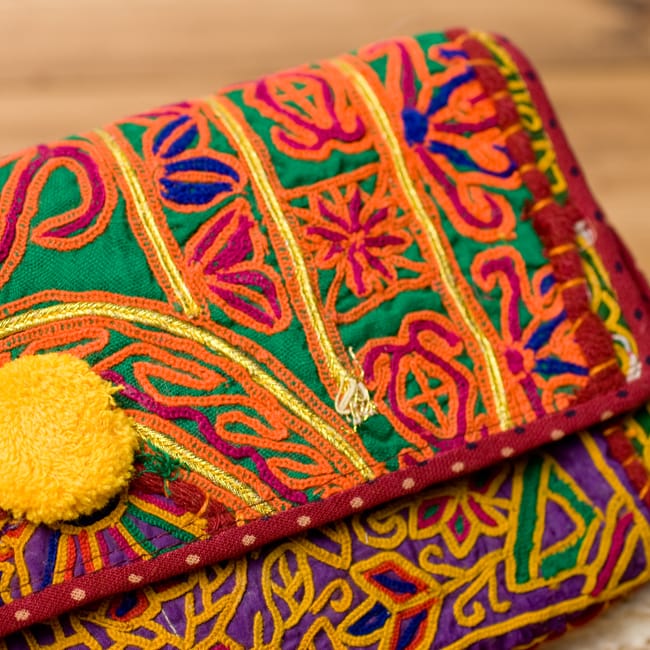 【1点物】カッチ刺繍のクラッチバッグ−ショルダー付き 2 - 刺繍をアップにしてみました。