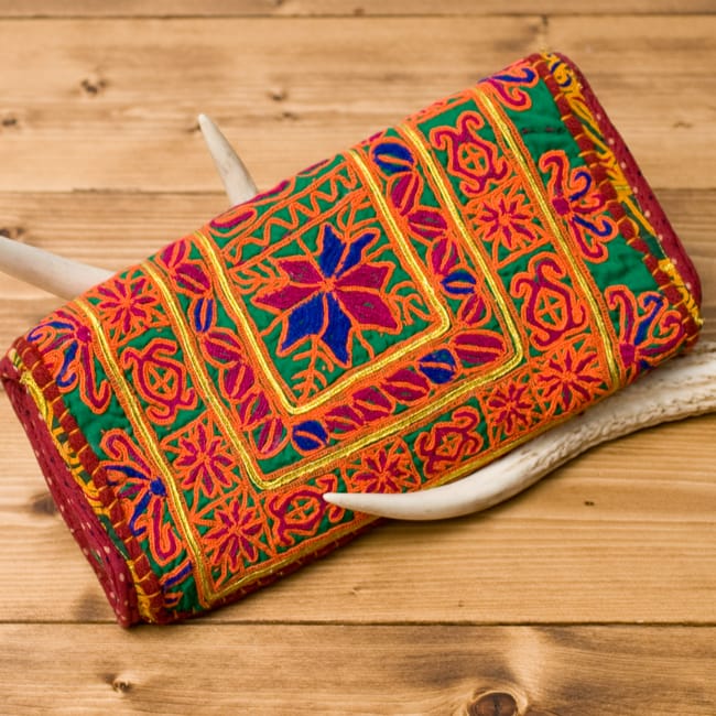 【1点物】カッチ刺繍のクラッチバッグ−ショルダー付き 3 - 裏面のデザインはこのように異なります。