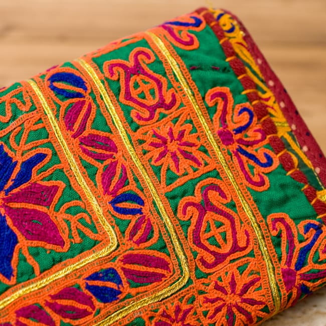 【1点物】カッチ刺繍のクラッチバッグ−ショルダー付き 4 - 裏面の刺繍をアップにしてみました。