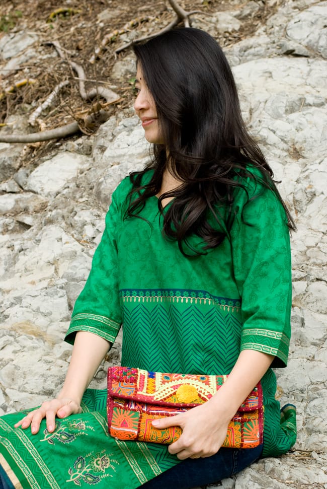 【1点物】カッチ刺繍のクラッチバッグ−ショルダー付き 5 - 実際に持ってみるとこのくらいの大きさになります。パーティー等にも良さそうですね。