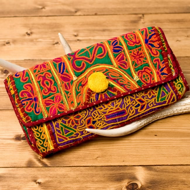 【1点物】カッチ刺繍のクラッチバッグ−ショルダー付きの写真