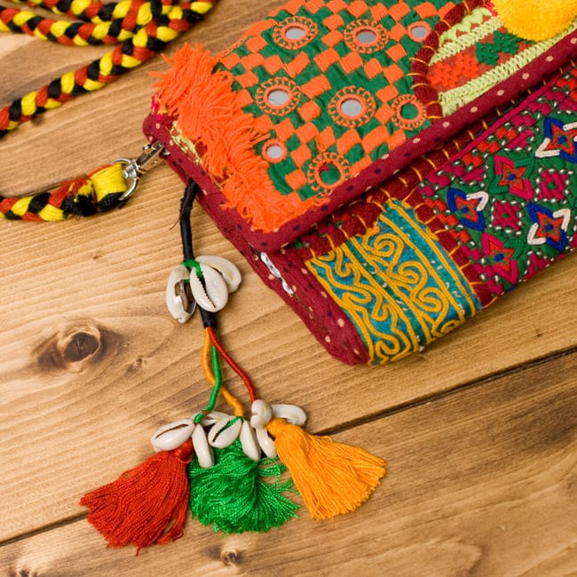 【1点物】カッチ刺繍のクラッチバッグ−ショルダー付きの商品写真 11枚目 サイドにはモチーフも付いているので、可愛いですよ!