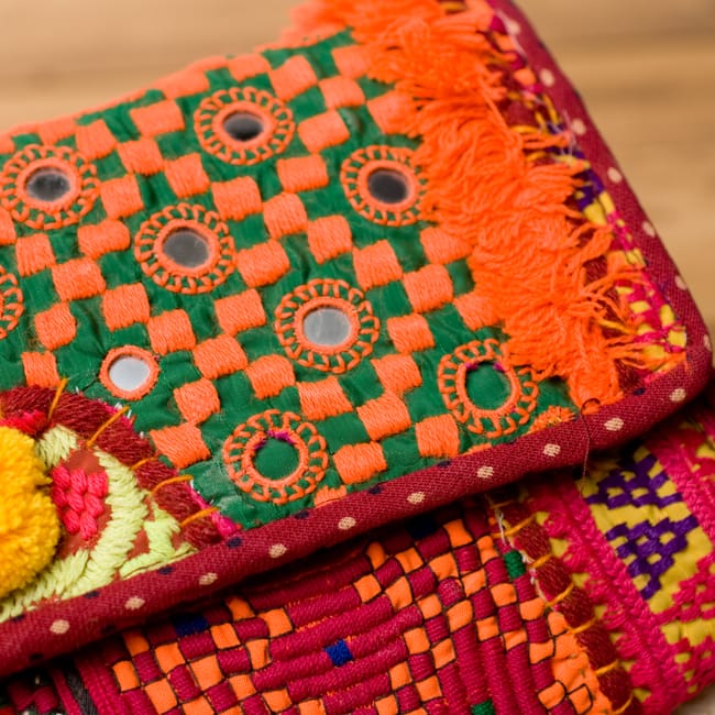 【1点物】カッチ刺繍のクラッチバッグ−ショルダー付きの商品写真 2枚目 刺繍をアップにしてみました。