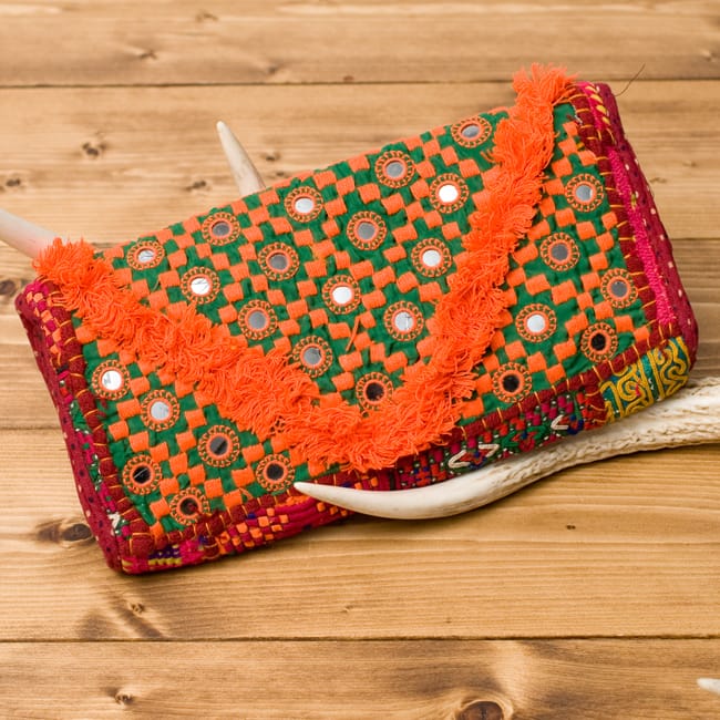 【1点物】カッチ刺繍のクラッチバッグ−ショルダー付きの商品写真 3枚目 裏面のデザインはこのように異なります。