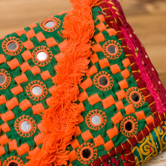 【1点物】カッチ刺繍のクラッチバッグ−ショルダー付きの商品写真 4枚目 裏面の刺繍をアップにしてみました。