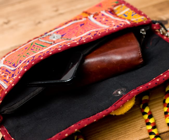 【1点物】カッチ刺繍のクラッチバッグ−ショルダー付きの商品写真 7枚目 長財布と携帯を入れてみました。