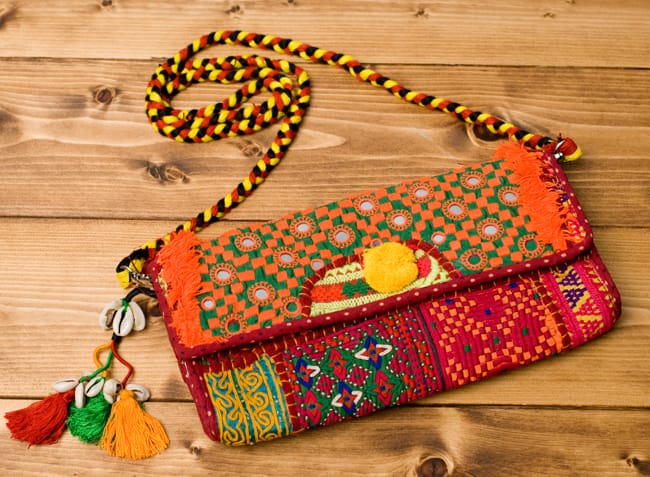 【1点物】カッチ刺繍のクラッチバッグ−ショルダー付きの商品写真 8枚目 取り外し可能なストラップも付いているので、その日の気分で着けても外してもOKです。