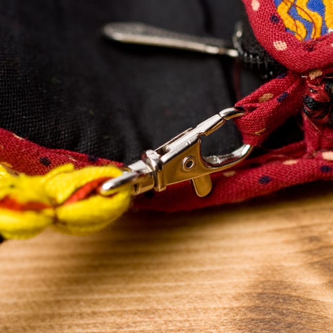 【1点物】カッチ刺繍のクラッチバッグ−ショルダー付きの商品写真 9枚目 ストラップはこちらで簡単に外せます。