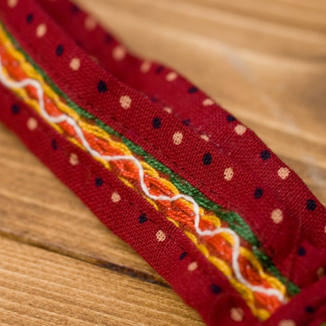 【1点物】カッチ刺繍のショルダーバッグ 10 - 持ち手部分はシンプルな作りです。